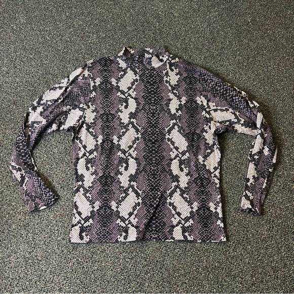 Modest Purple & Grey Snake Animal Print Bar Wing Long-Sleeve Shirt Top Sz XS-S - Picture 3 of 16